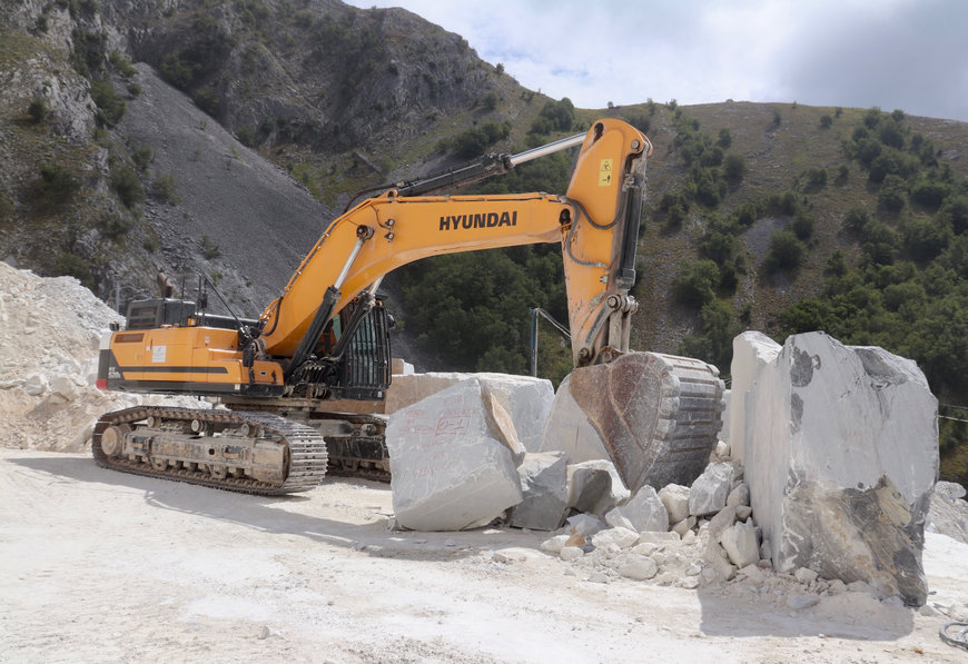 L’escavatoreHyundai HX520L ha un ruolo daprotagonista nel bacino marmifero di colonnata